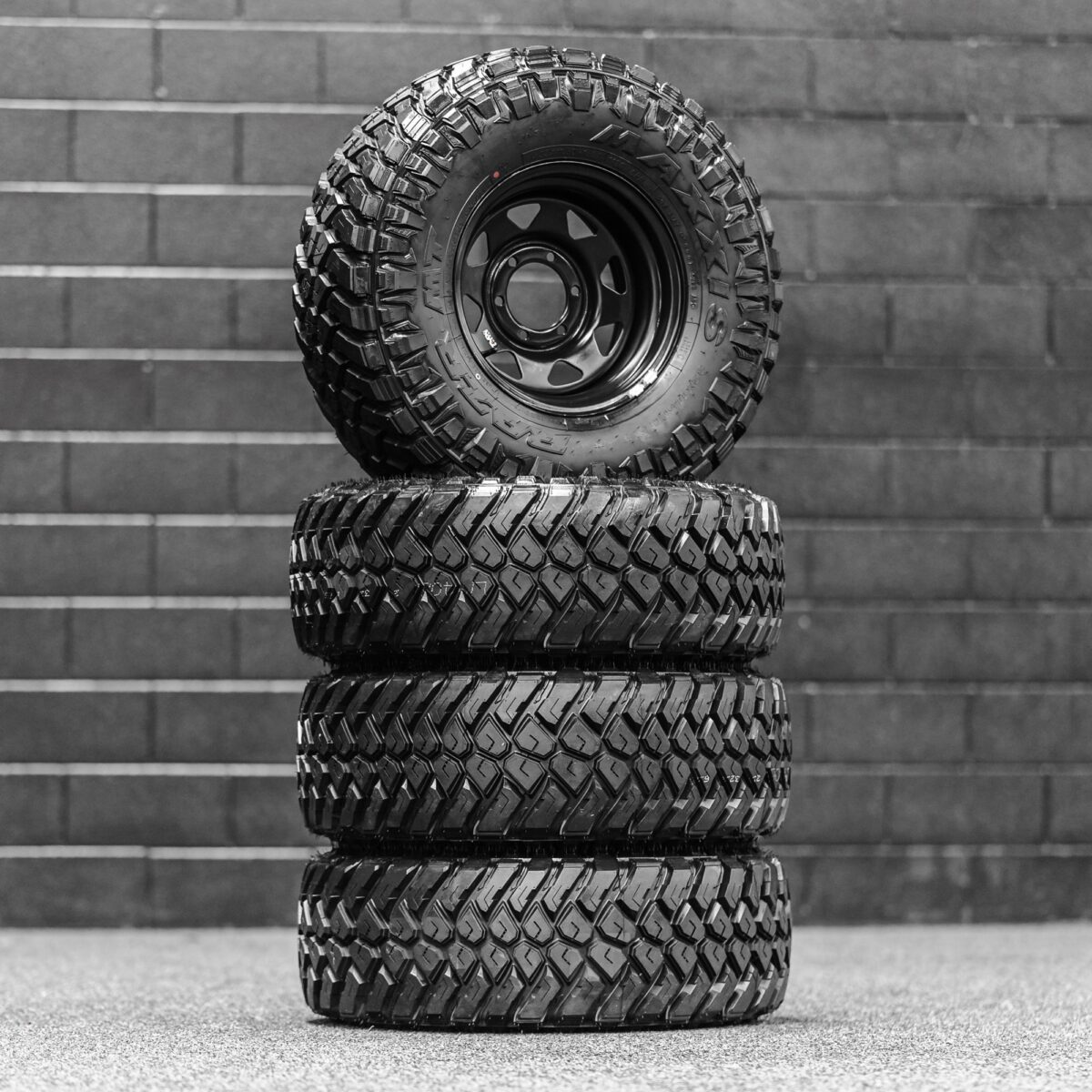 15" MAXXIS RAZR M/T + Steelies Combo