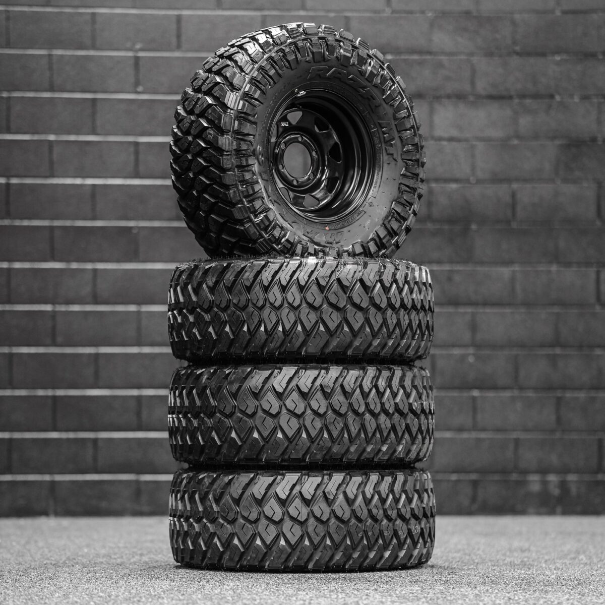 15" MAXXIS RAZR M/T + Steelies Combo