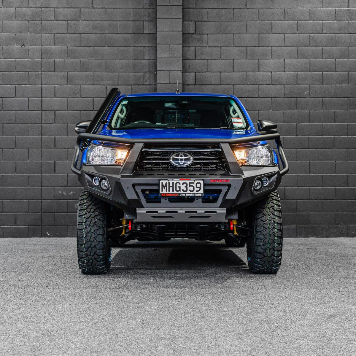 DEFENDER Off-Road Triple Loop Bull-Bar
