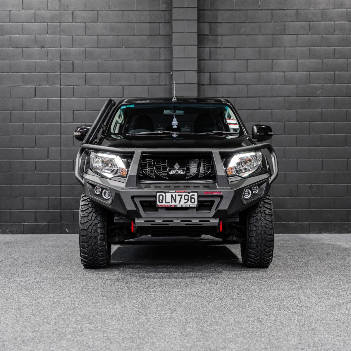DEFENDER Off-Road Triple Loop Bull-Bar